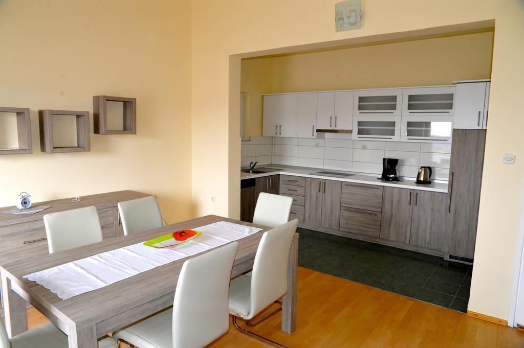 Apartments Stare Brajde 로파르 객실 사진